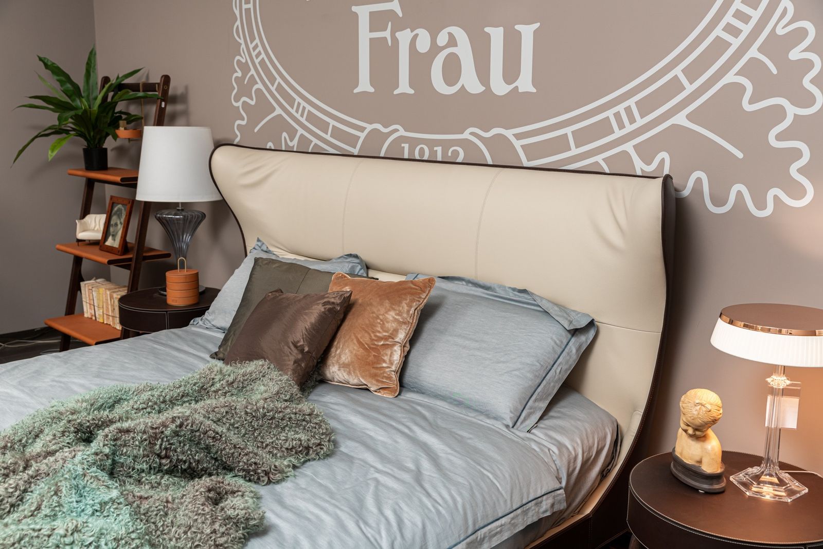 Poltrona Frau Кровать Mamy Blue T.Moro/Quarzo Fume от Poltrona Frau — в интерьере