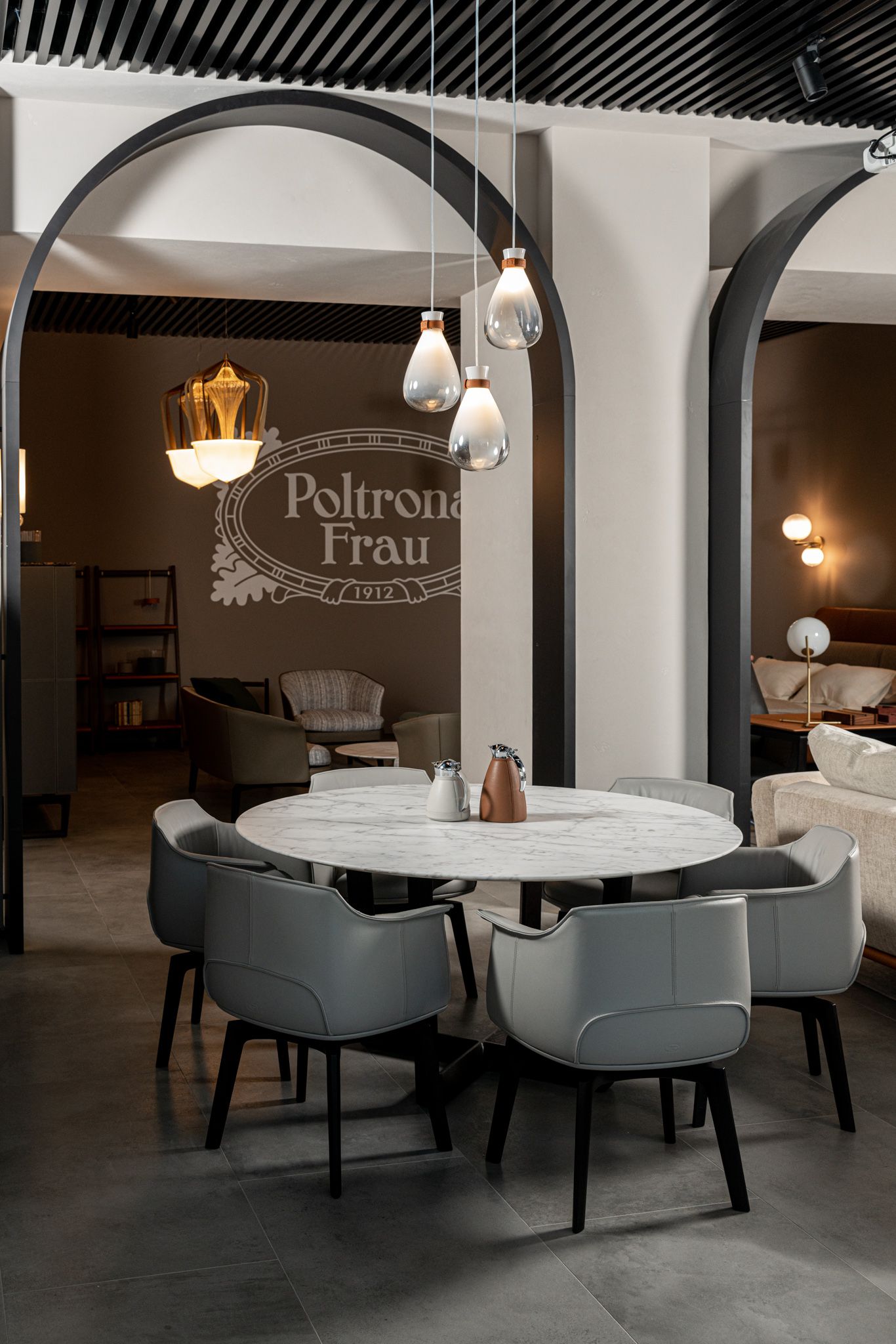 Poltrona Frau Стол Bolero Semi Brilliant / Aswood Moka от Poltrona Frau — в интерьере