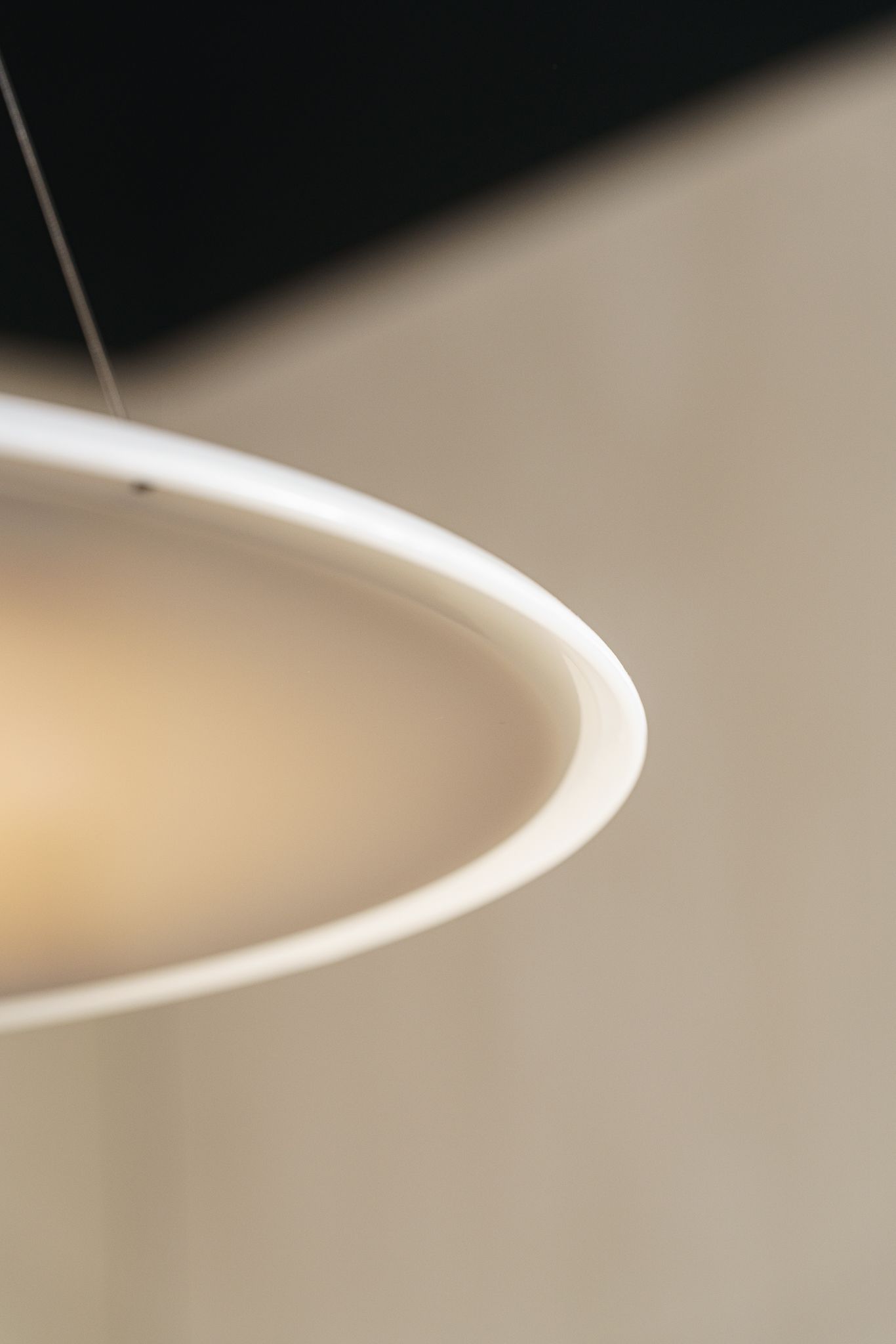 Flos Подвесной светильник Frisbi Chrome от Flos — в интерьере