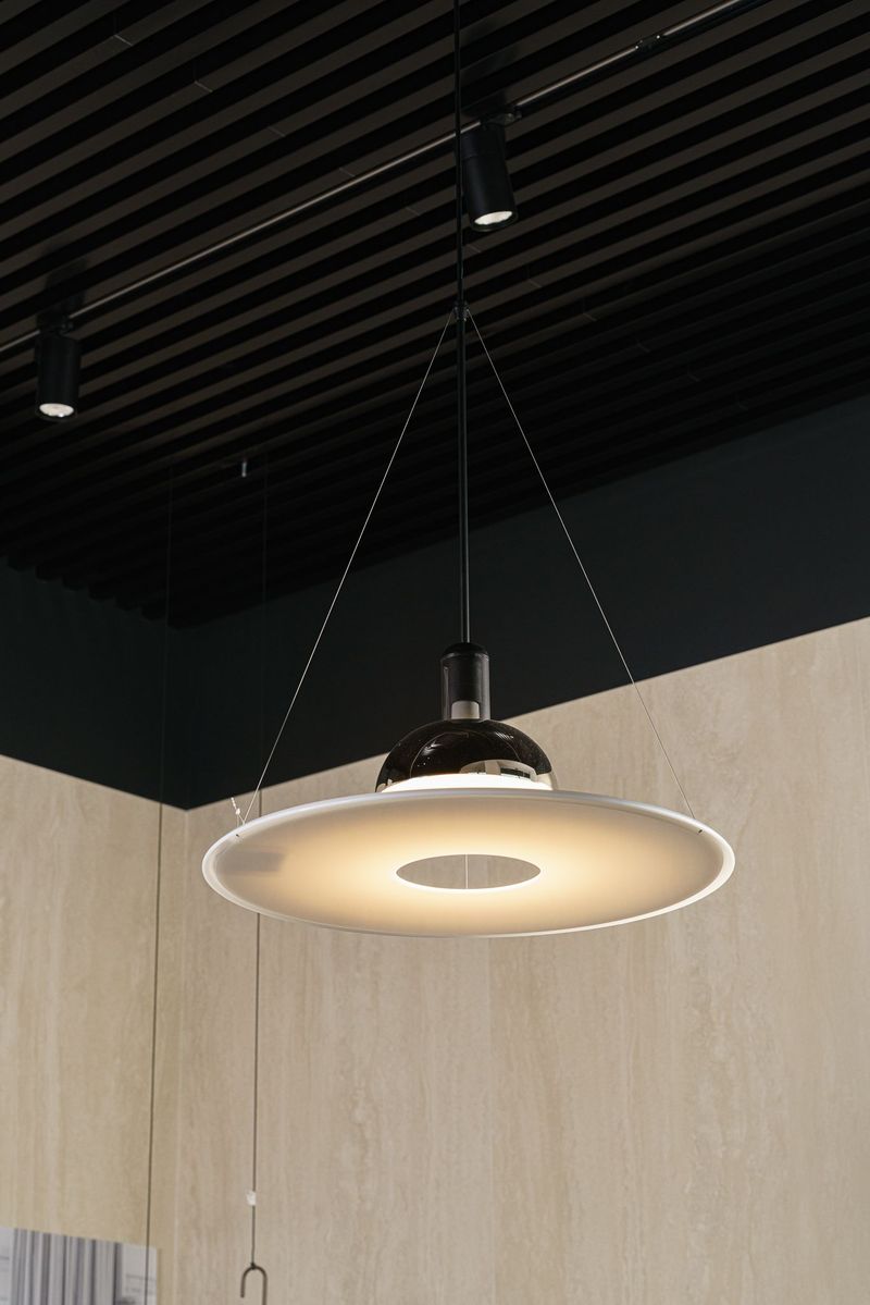 Flos Подвесной светильник Frisbi Chrome от Flos — в интерьере