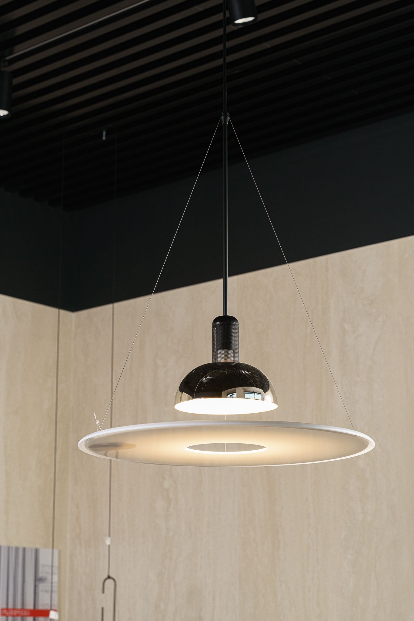 Flos Подвесной светильник Frisbi Chrome от Flos — в интерьере