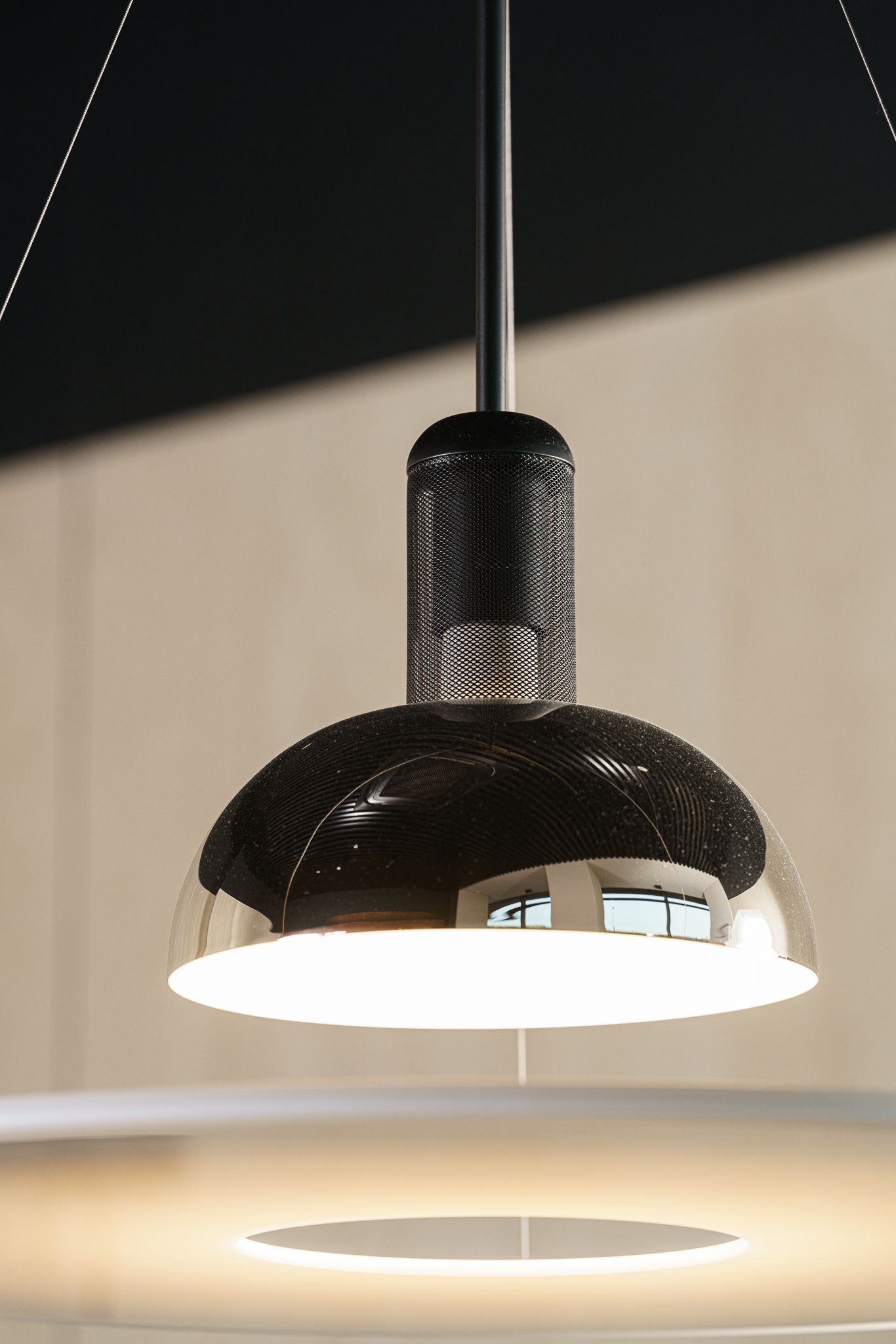Flos Подвесной светильник Frisbi Chrome от Flos — в интерьере