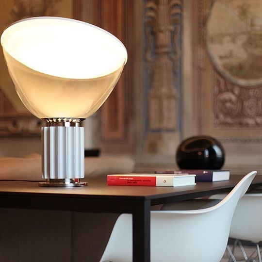 Flos Настольная лампа Taccia F6607030 PMMA от Flos — в интерьере