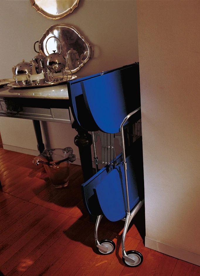 Kartell Журнальный столик Gastone Blue от Kartell — в интерьере