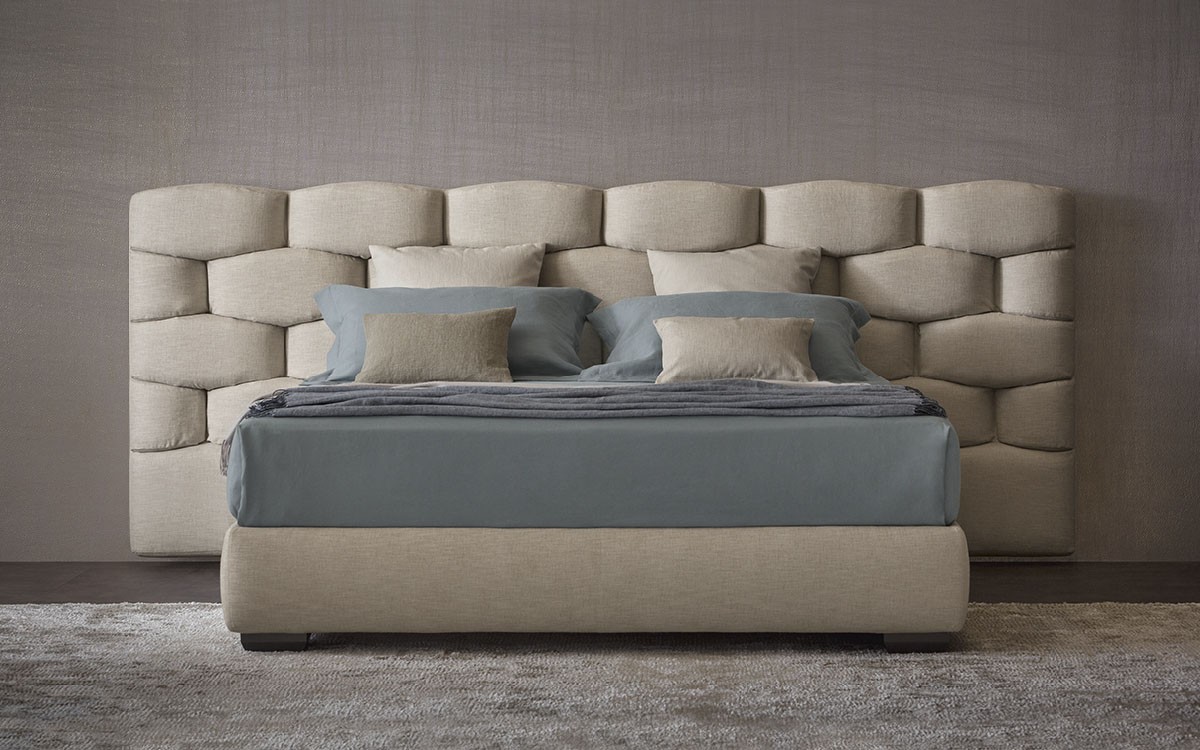 Flou Кровать Majal с мягким изголовьем и подъемным механизмом от Flou — в интерьере