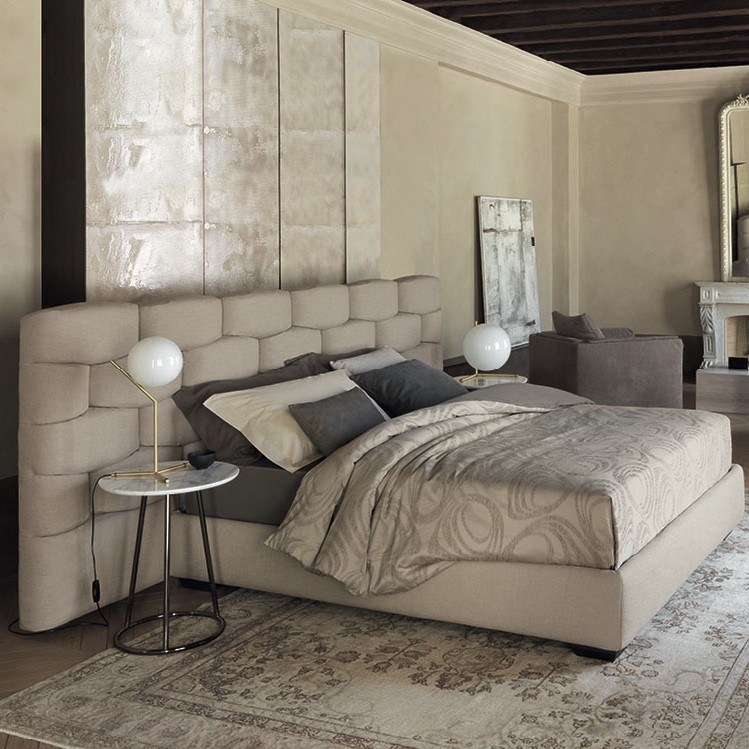Flou Кровать Majal с мягким изголовьем и подъемным механизмом от Flou — в интерьере