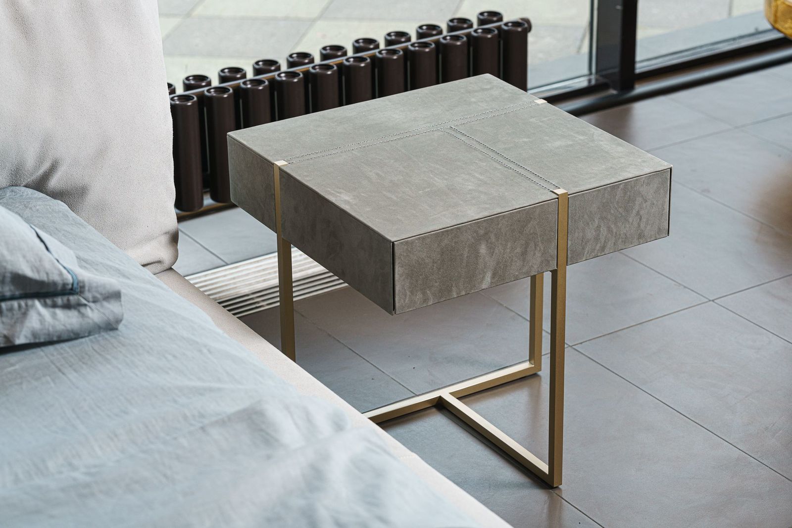 Baxter Прикроватная тумбочка Icaro Mousse Kashmir / Brass Satin от Baxter — в интерьере