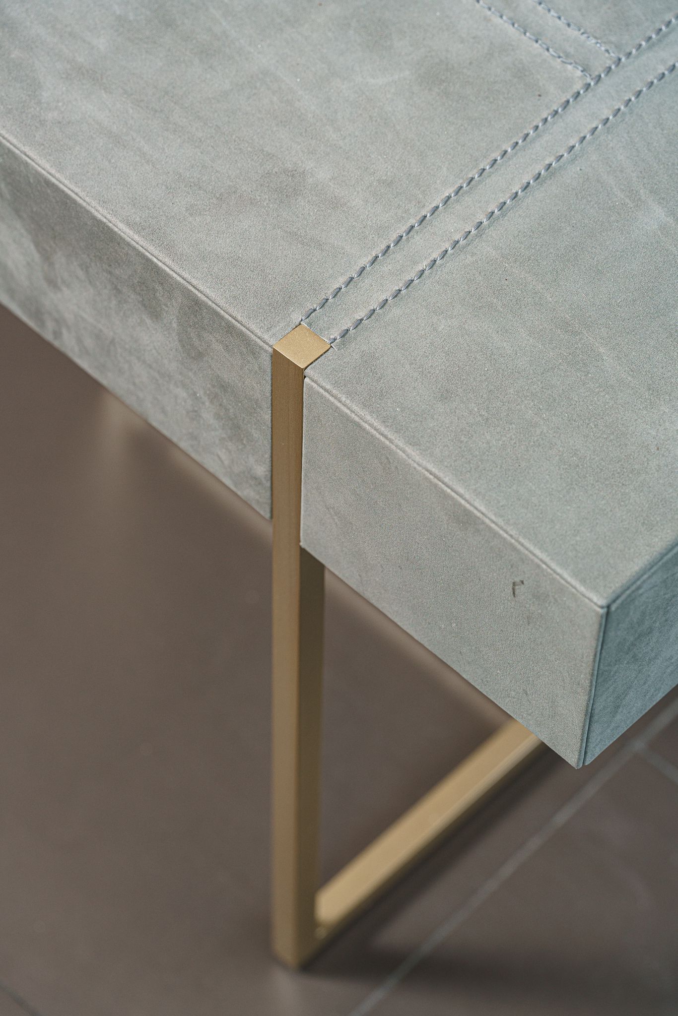 Baxter Прикроватная тумбочка Icaro Mousse Kashmir / Brass Satin от Baxter — в интерьере
