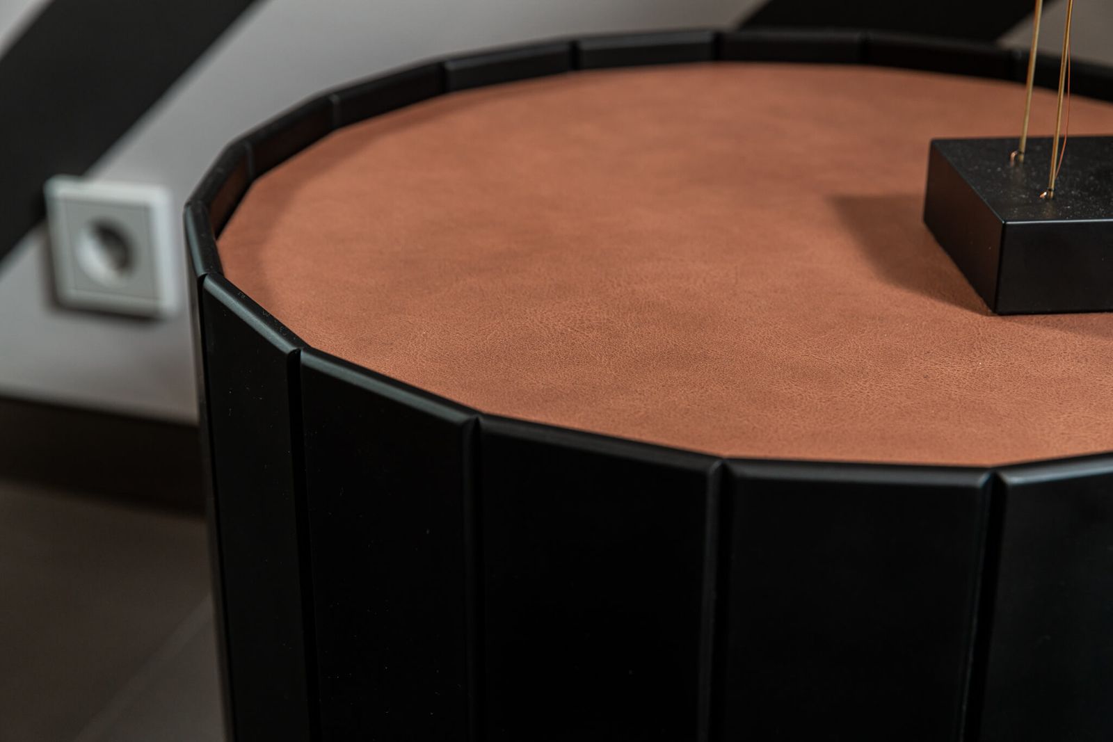 Baxter Прикроватная тумбочка Ninfea Heritage Terracotta от Baxter — в интерьере
