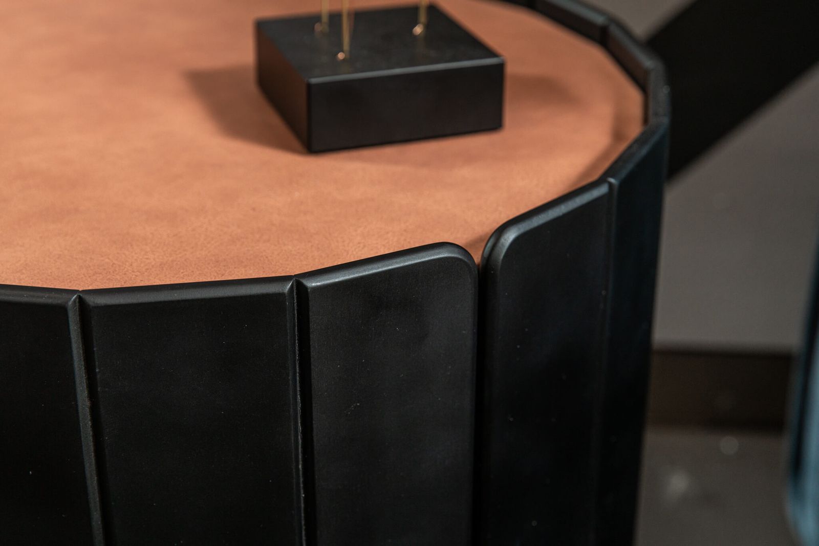 Baxter Прикроватная тумбочка Ninfea Heritage Terracotta от Baxter — в интерьере