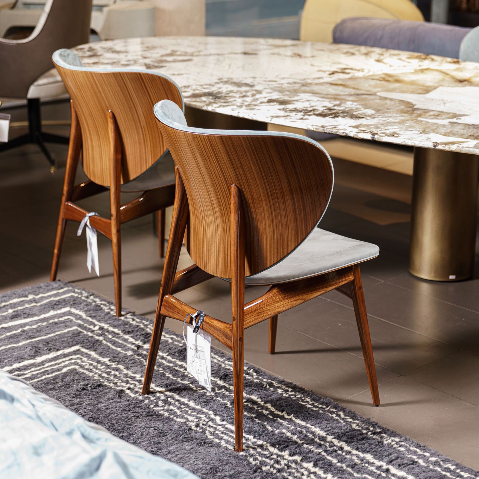 Baxter Стул Alma Walnut Kashmir Ciment/Sucre от Baxter — в интерьере