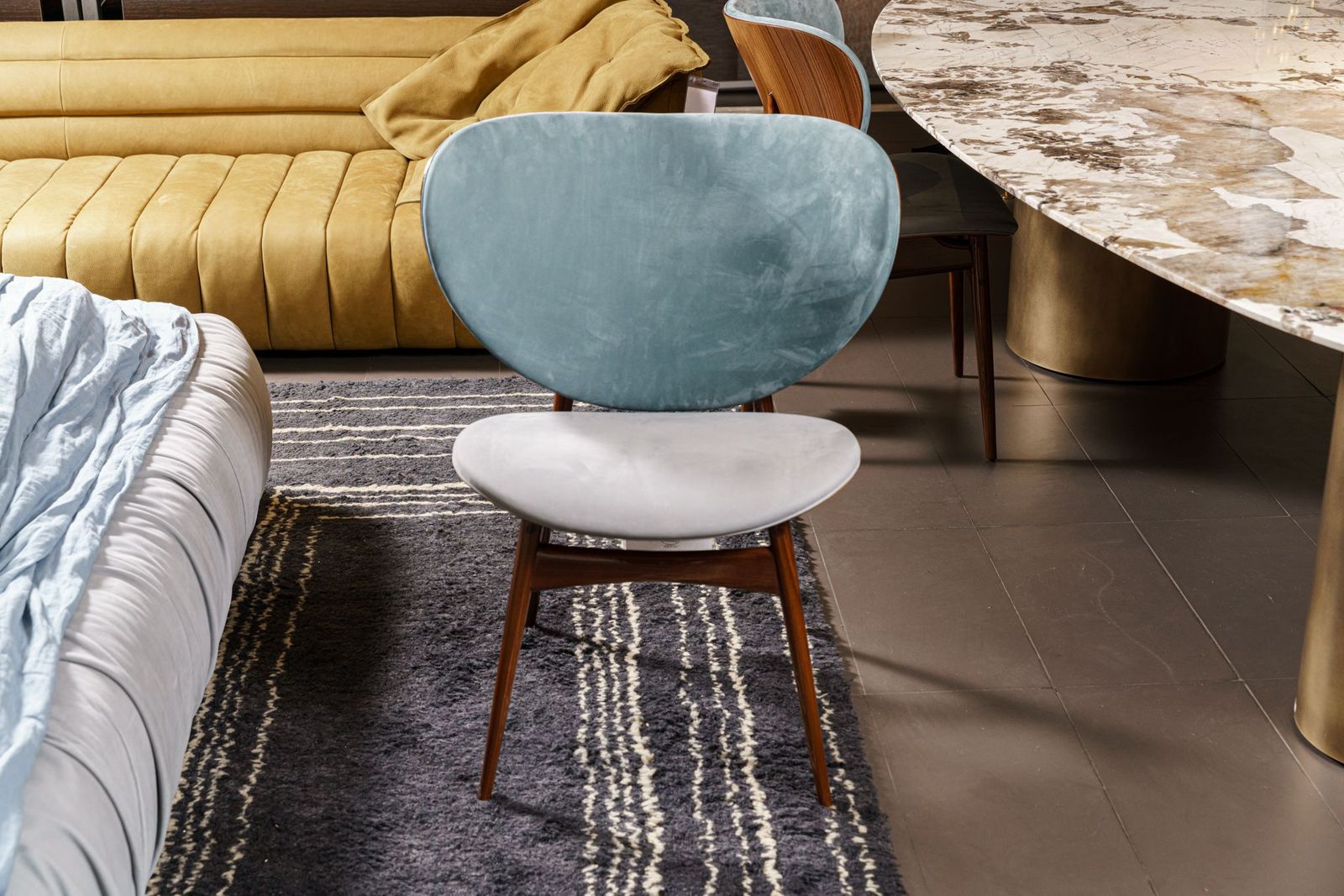 Baxter Стул Alma Walnut Kashmir Ciment/Sucre от Baxter — в интерьере