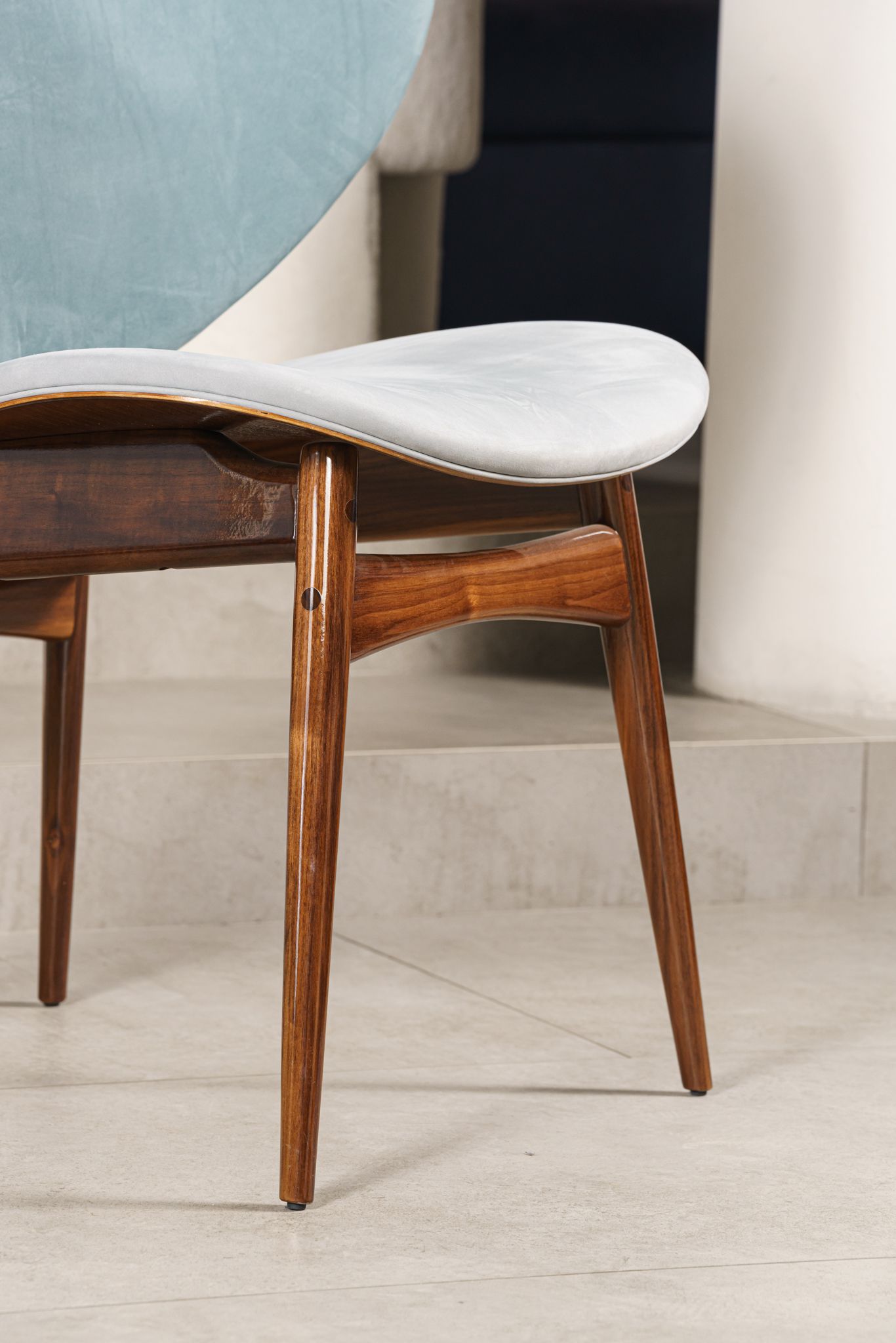 Baxter Стул Alma Walnut Kashmir Ciment/Sucre от Baxter — в интерьере