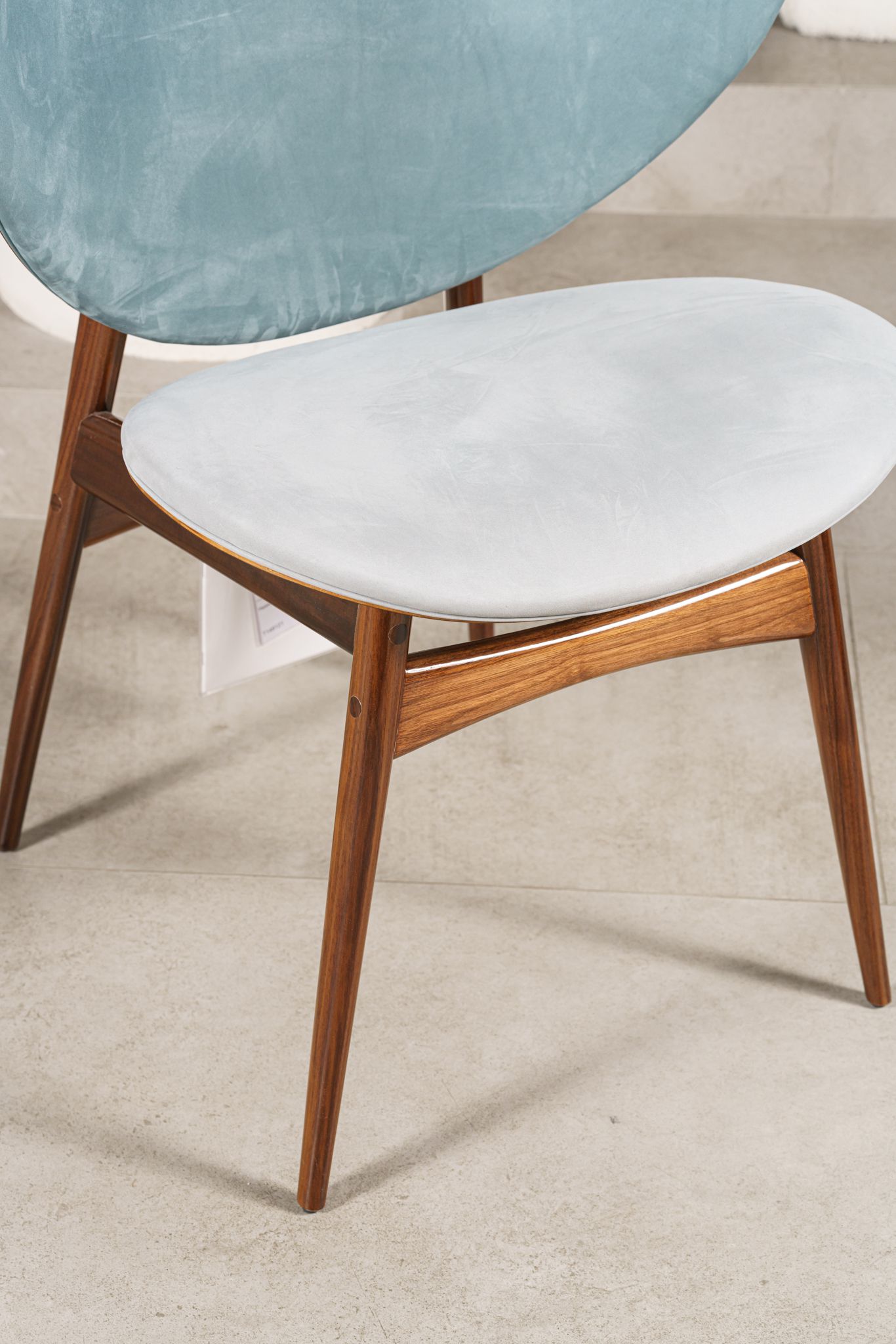 Baxter Стул Alma Walnut Kashmir Ciment/Sucre от Baxter — в интерьере