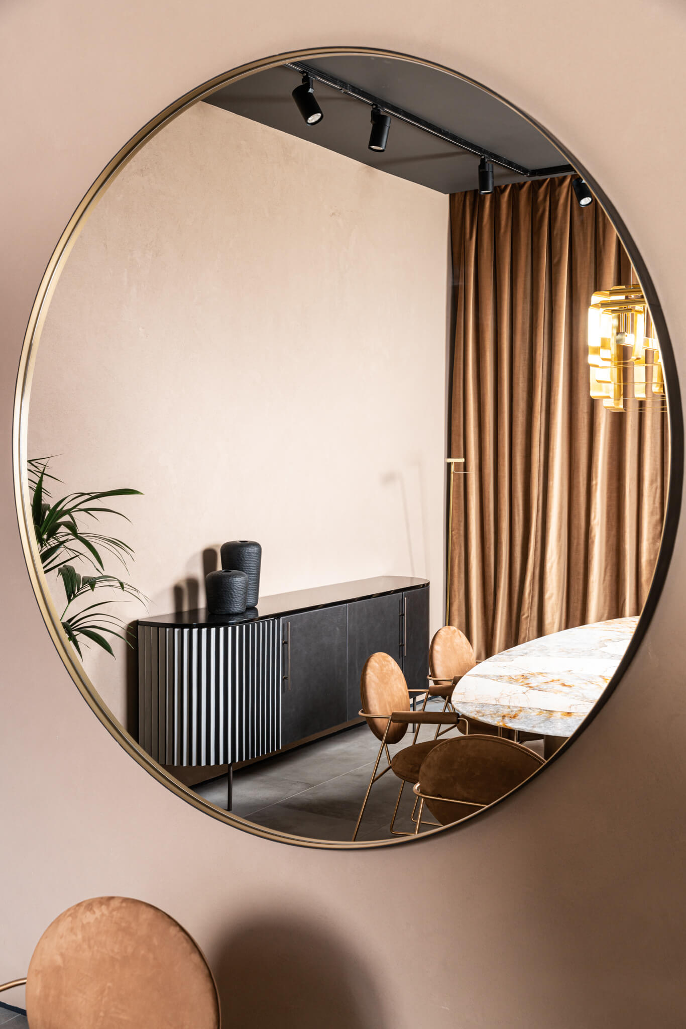 Baxter Зеркало Marlene 180 Nabuck Truffle от Baxter — в интерьере