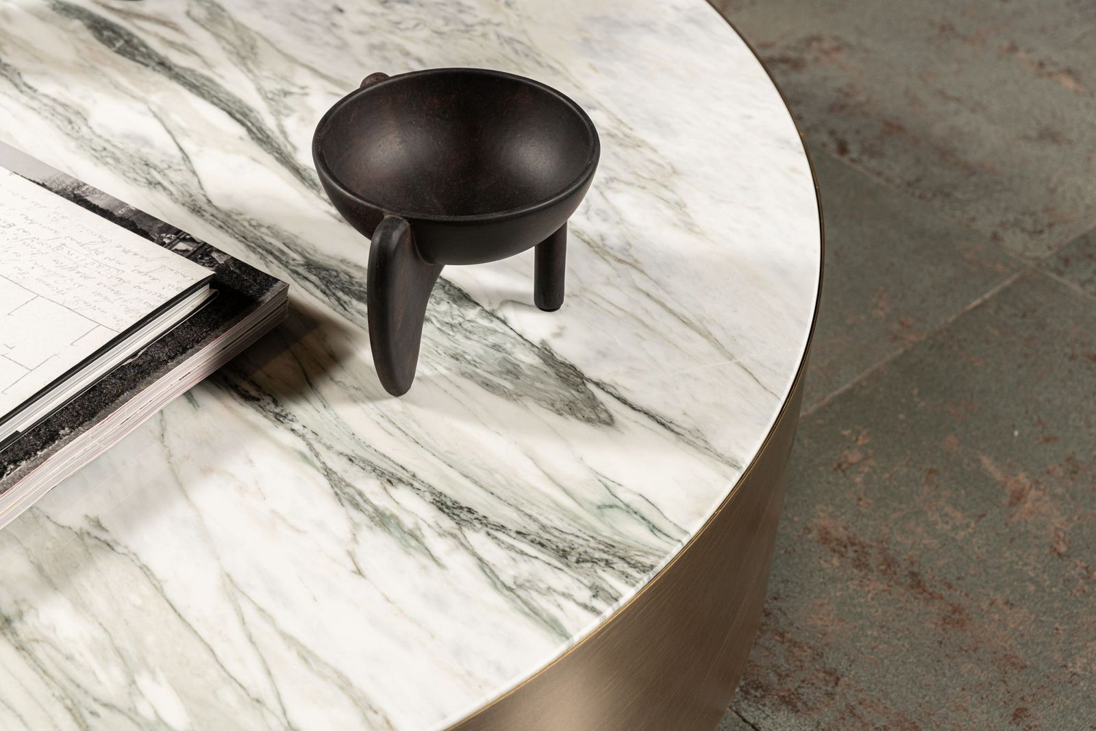Meridiani Журнальный столик Belt Marble 120 от Meridiani — в интерьере