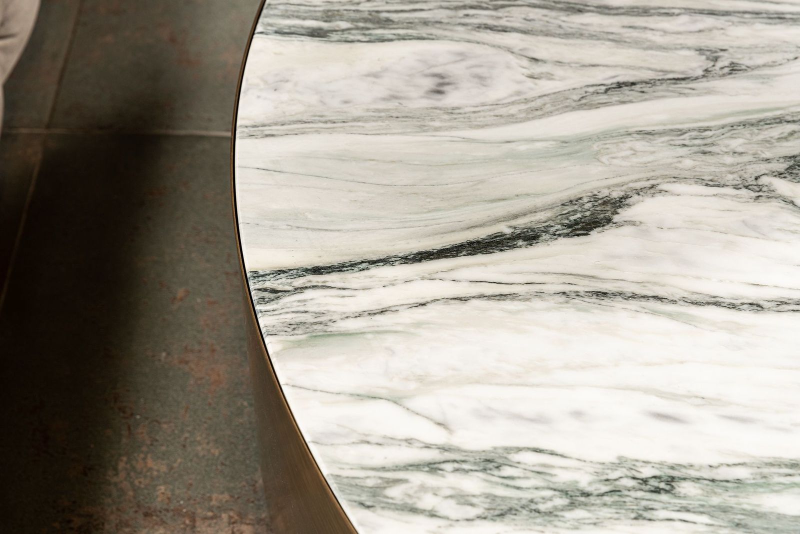 Meridiani Журнальный столик Belt Marble 120 от Meridiani — в интерьере