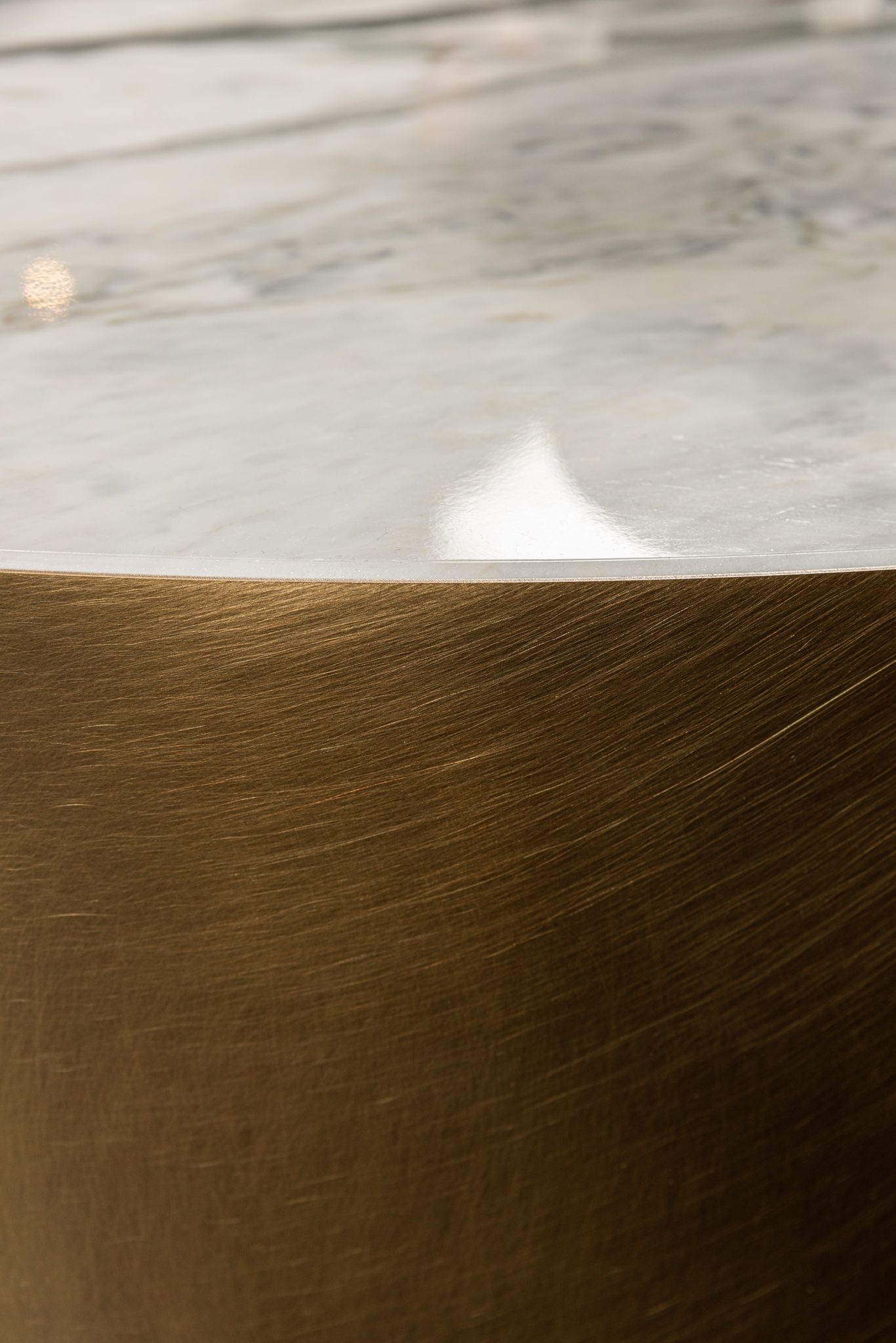 Meridiani Журнальный столик Belt Marble 120 от Meridiani — в интерьере