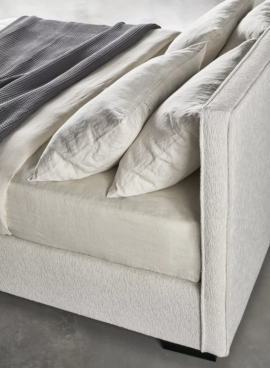 Meridiani Кровать без решетки Stone 200*200 Brema 05 от Meridiani — в интерьере