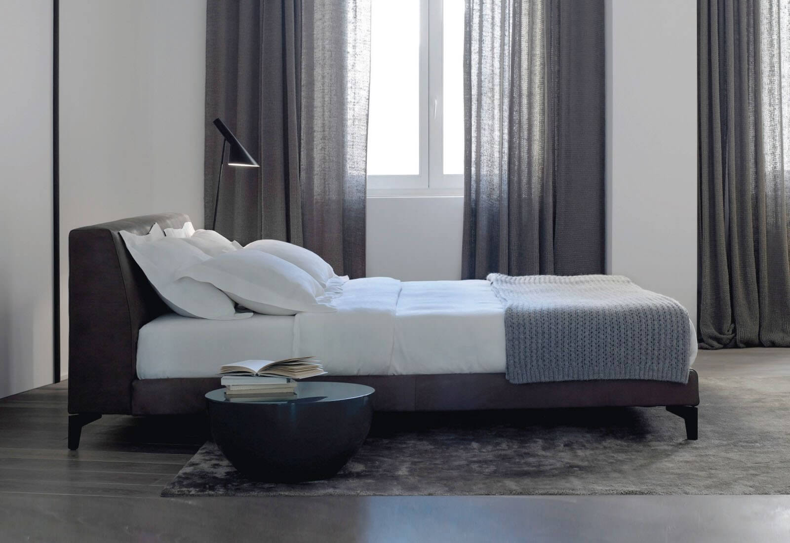 Meridiani Кровать Louis Up от Meridiani — в интерьере