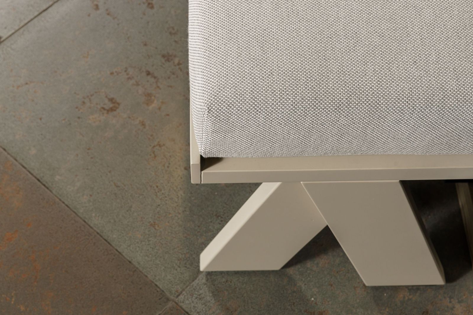 Meridiani Уличная скамья Joi Bench от Meridiani — в интерьере