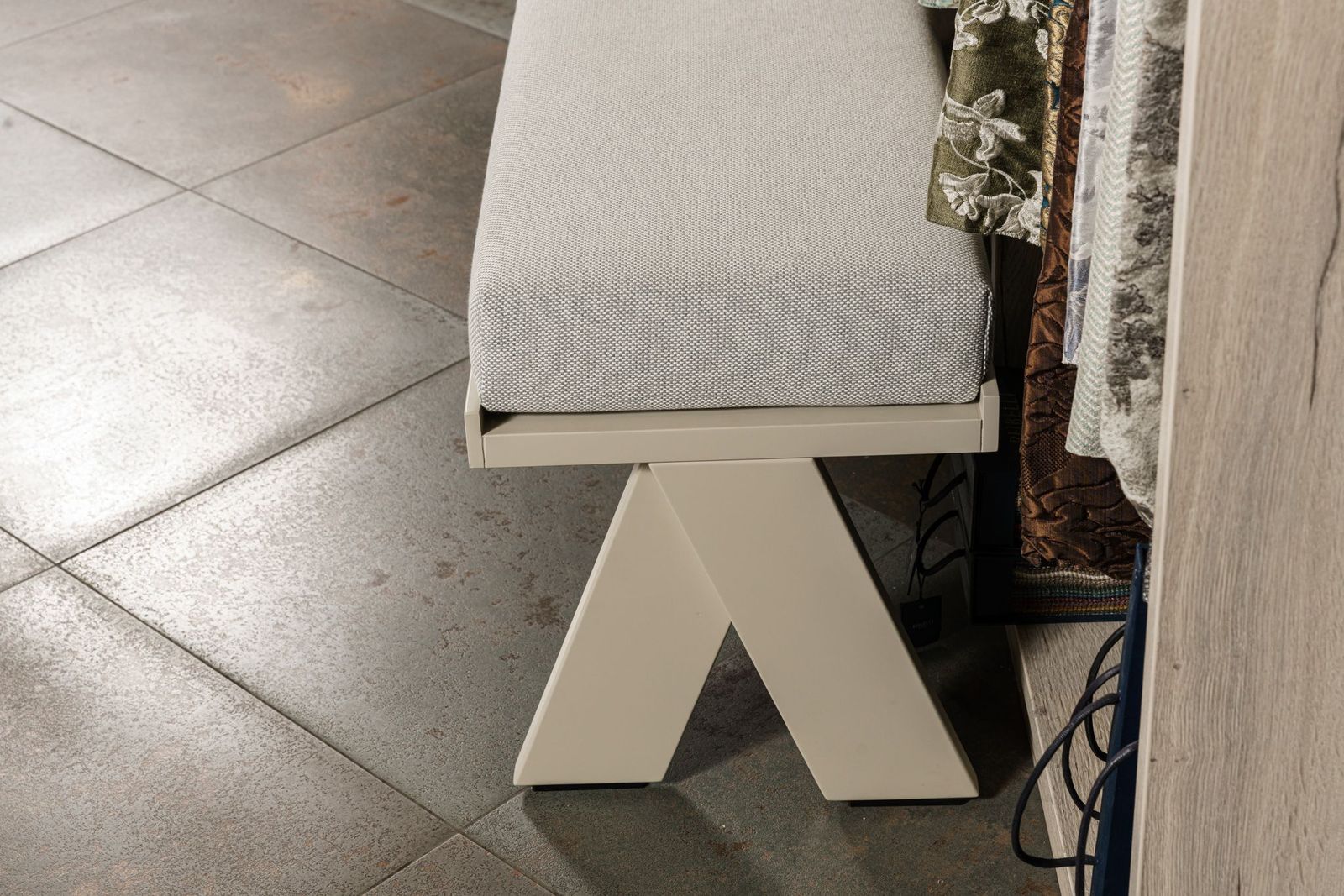 Meridiani Уличная скамья Joi Bench от Meridiani — в интерьере