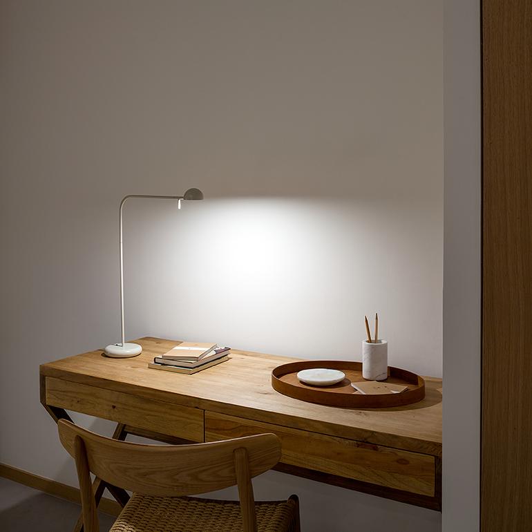 Vibia Настольная лампа Pin 1655 White от Vibia — в интерьере
