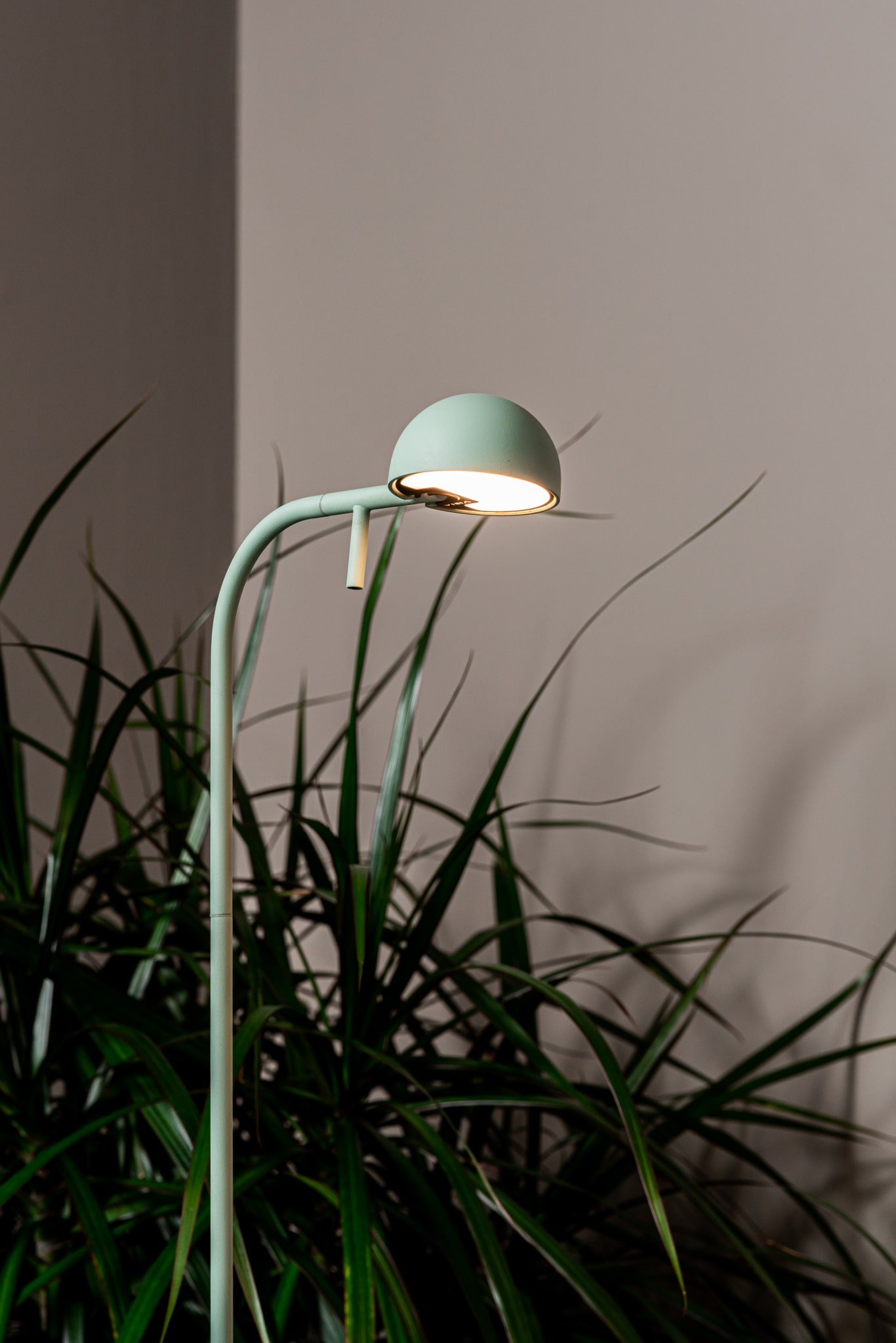 Vibia Торшер Pin 1660 Green от Vibia — в интерьере