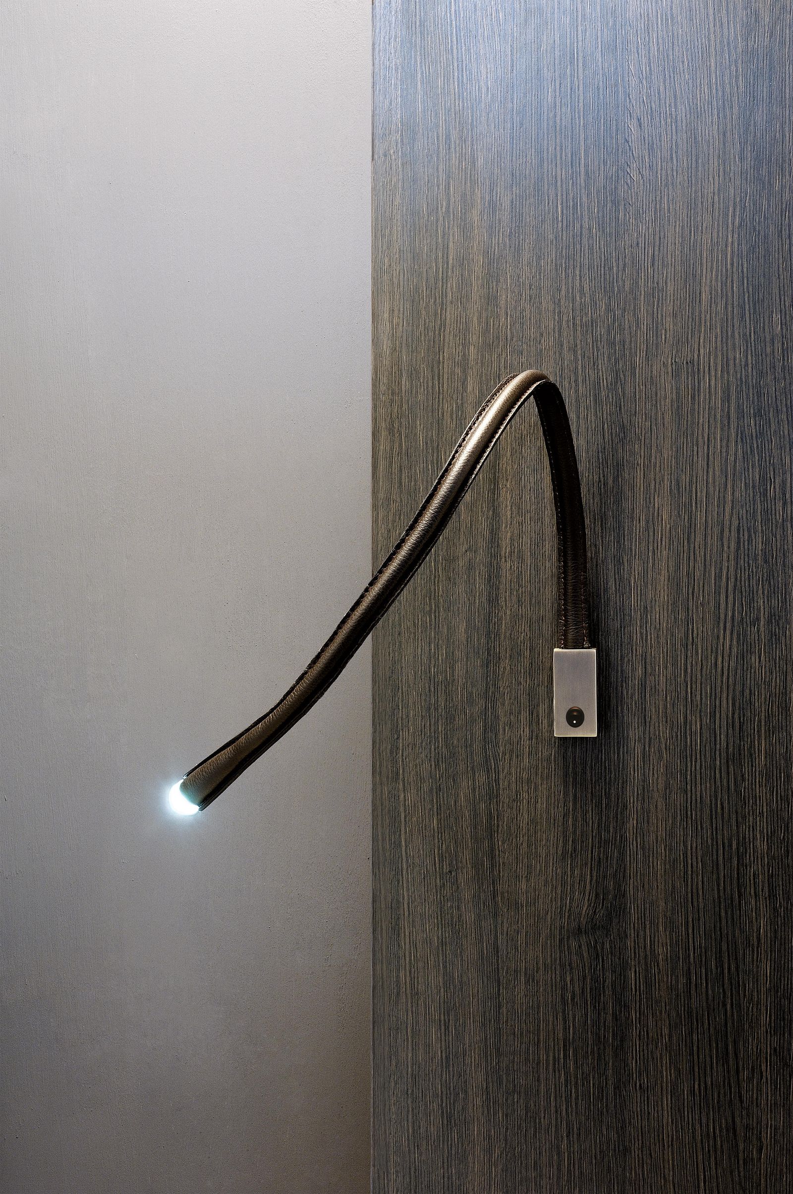 Contardi Бра Flexiled Ap Avorio leather satin nickel от Contardi — в интерьере