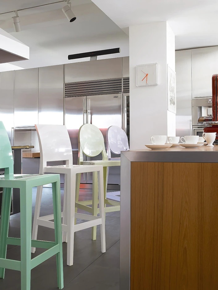 Kartell Барный стул One More с квадратной спинкой от Kartell — в интерьере
