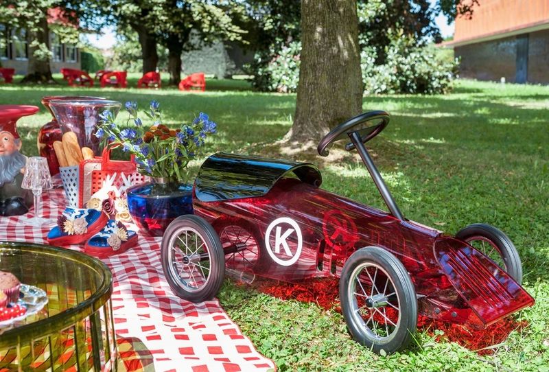 Kartell Детский табурет в виде машины Discovolante от Kartell — в интерьере
