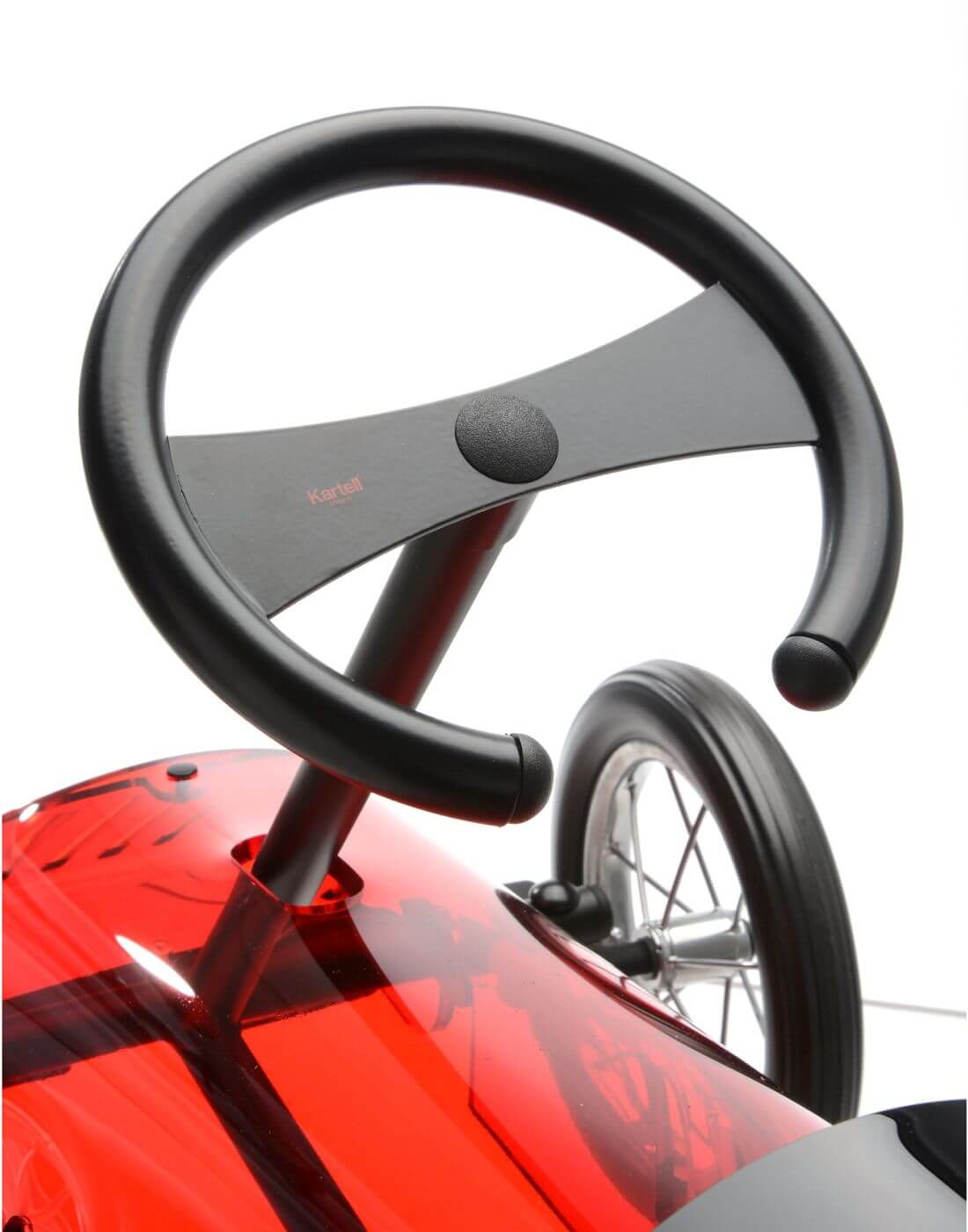 Kartell Детский табурет в виде машины Discovolante от Kartell — в интерьере