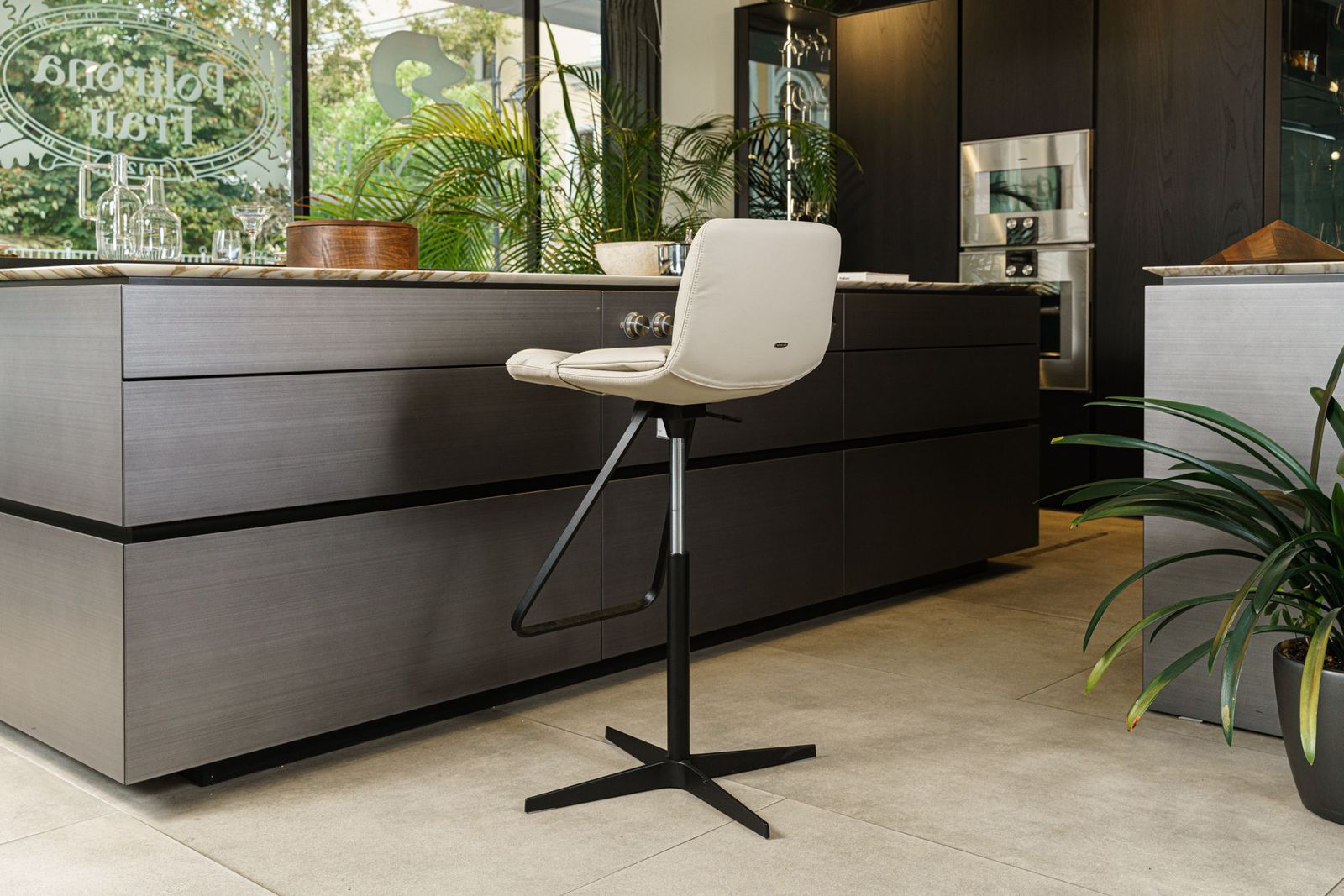 Cattelan Italia Стул барный на крестовине Axel от Cattelan Italia — в интерьере
