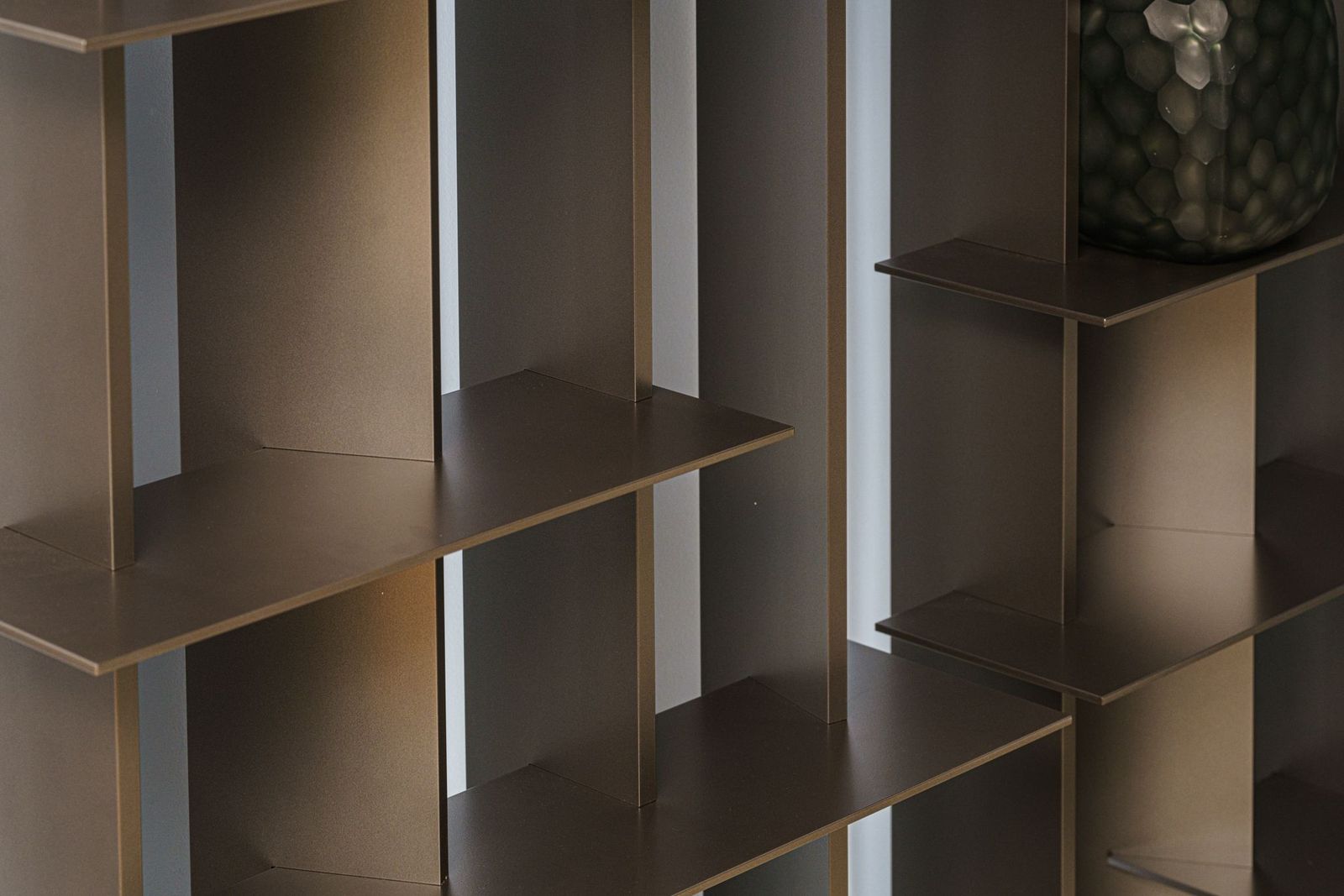 Flou Стеллаж CCLight matt burnished 259 от Flou — в интерьере