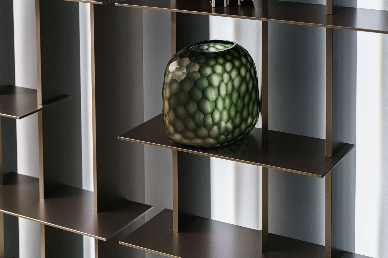 Flou Стеллаж CCLight matt burnished 259 от Flou — в интерьере