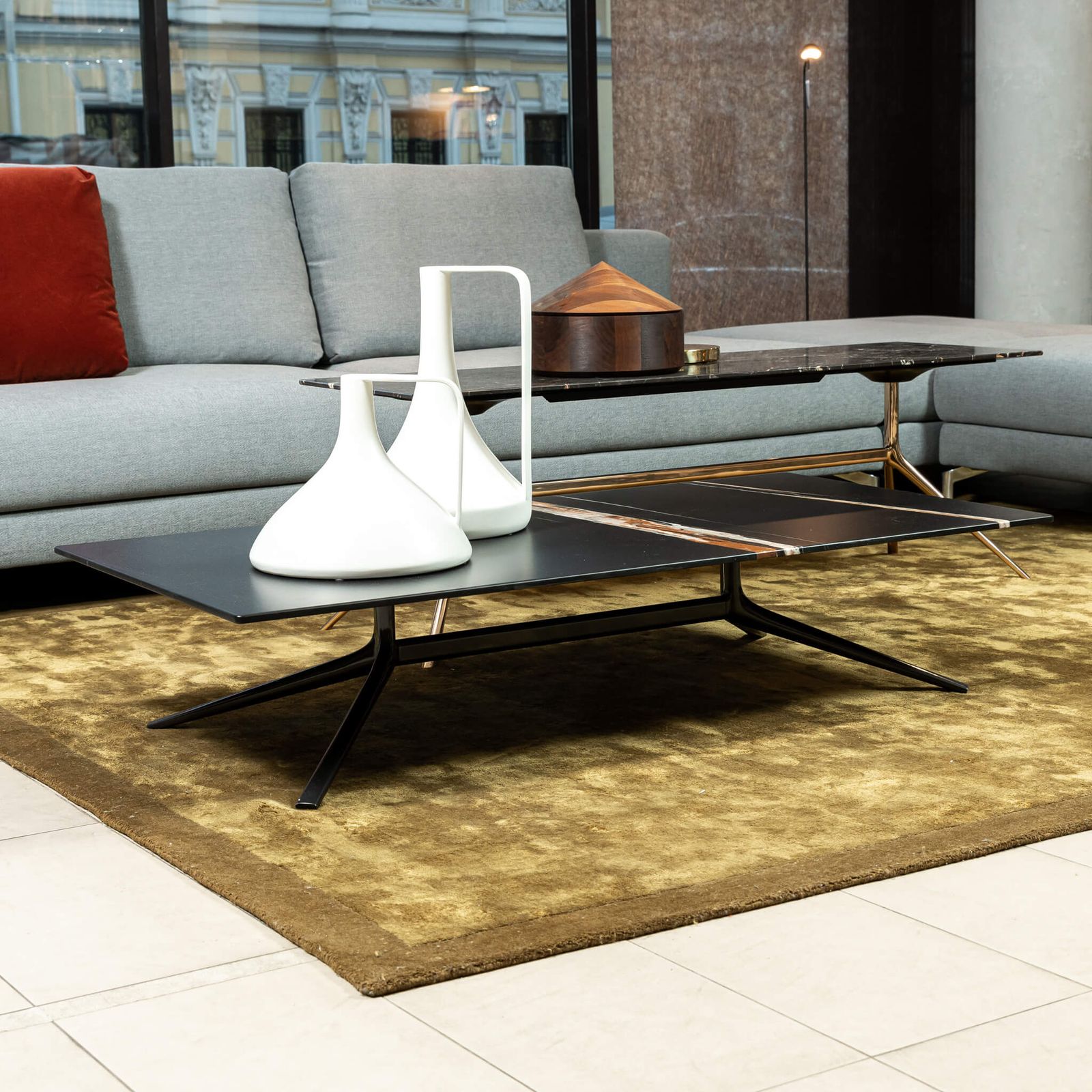 Poliform Журнальный столик Mondrian 140*70*29 Sahara Noir matt от Poliform — в интерьере