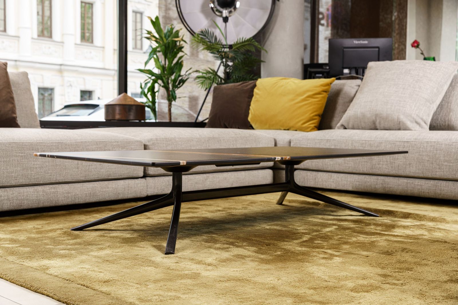 Poliform Журнальный столик Mondrian 140*70*29 Sahara Noir matt от Poliform — в интерьере