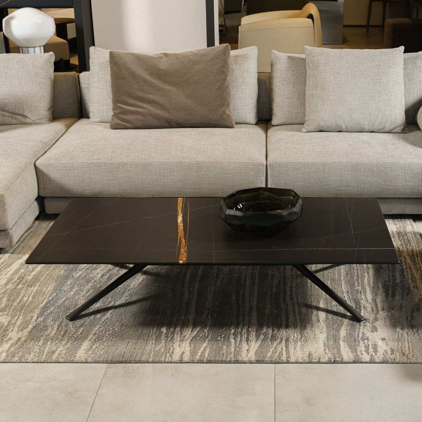 Poliform Журнальный столик Mondrian 140*70*29 Sahara Noir matt от Poliform — в интерьере