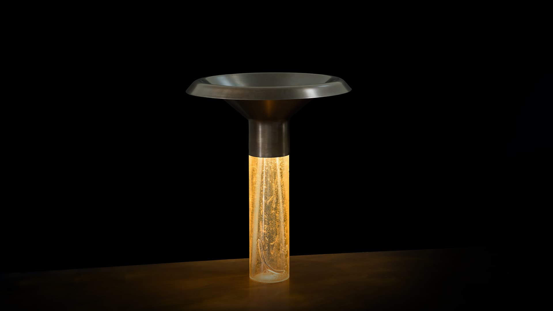 Henge Настольная лампа Ghost Lamp Table от Henge — в интерьере