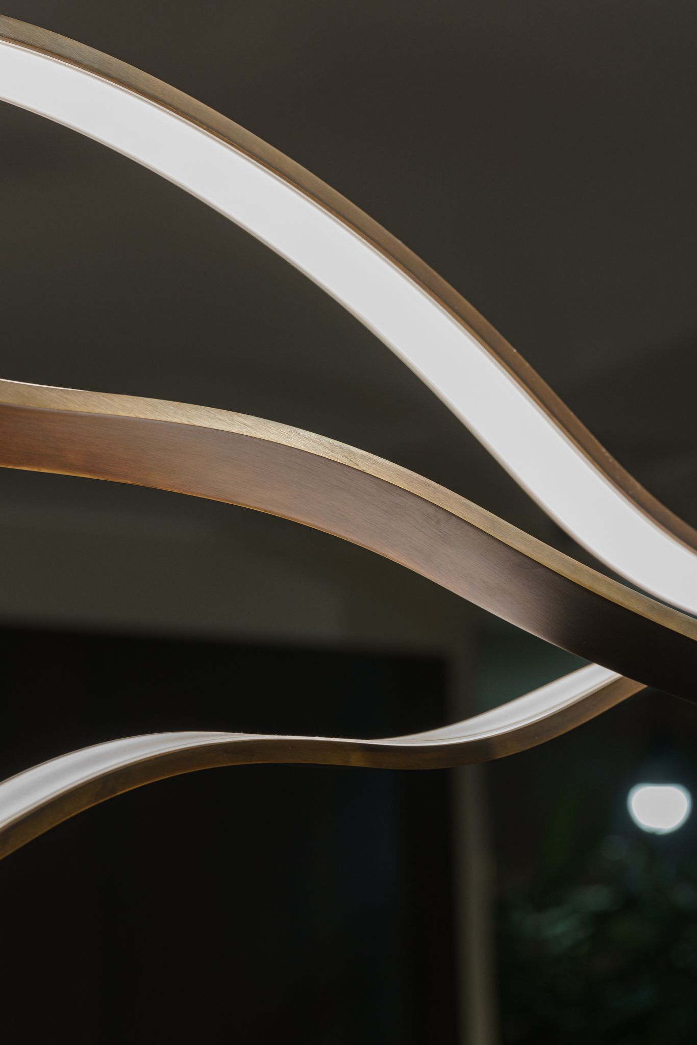 Henge Люстра Tape Light от Henge — в интерьере