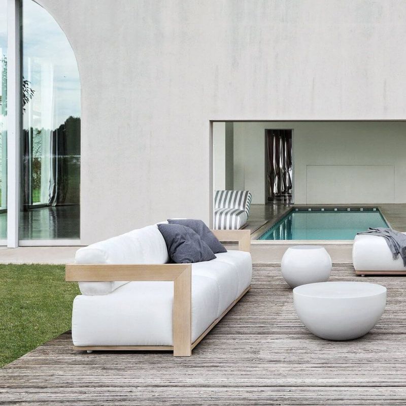 Meridiani Уличный диван Claud от Meridiani — в интерьере