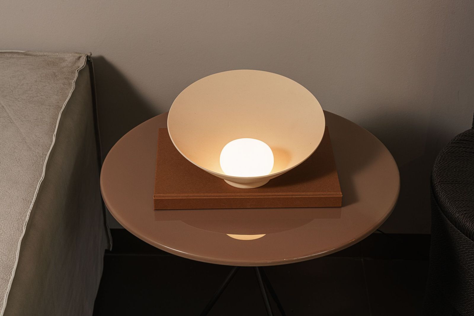 Vibia Настольная лампа Musa о302 Soft Pink от Vibia — в интерьере