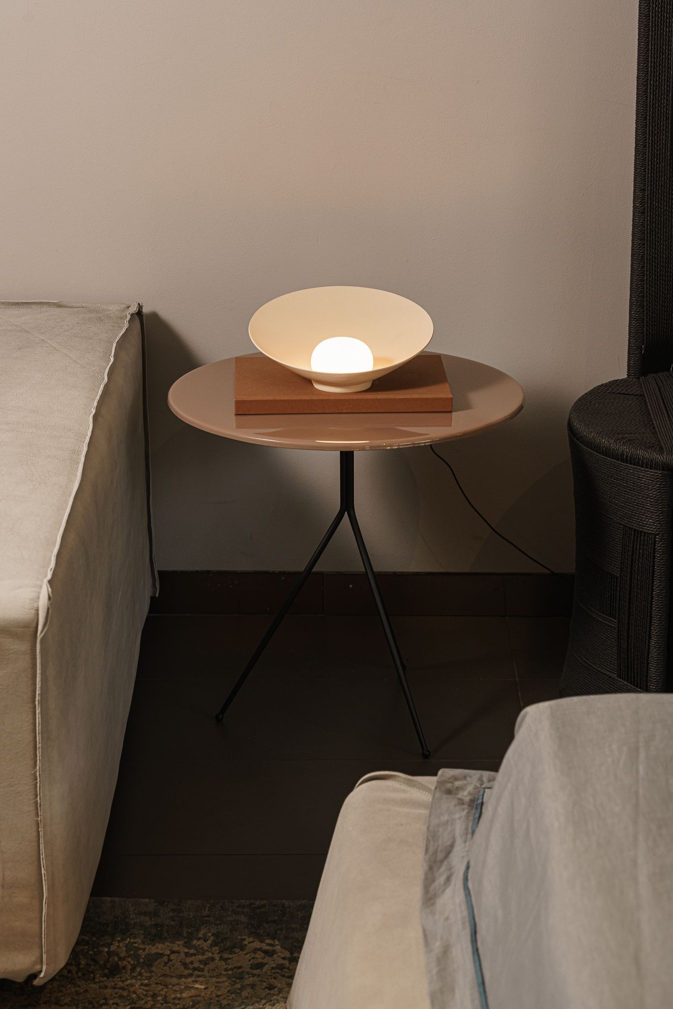 Vibia Настольная лампа Musa о302 Soft Pink от Vibia — в интерьере
