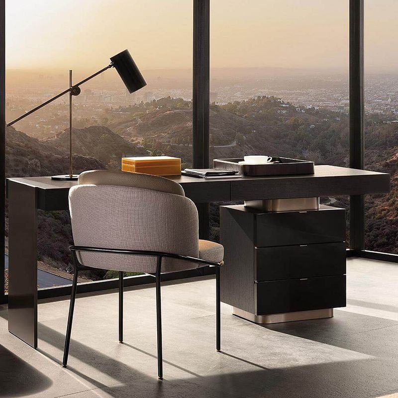 Minotti Письменный стол Carson "Writing Desk" от Minotti — в интерьере