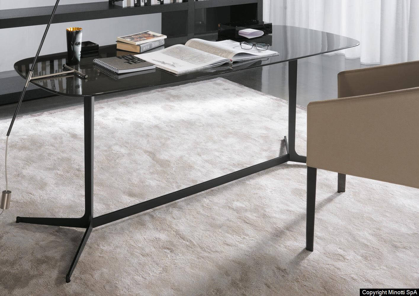 Minotti Письменный стол Clyfford от Minotti — в интерьере