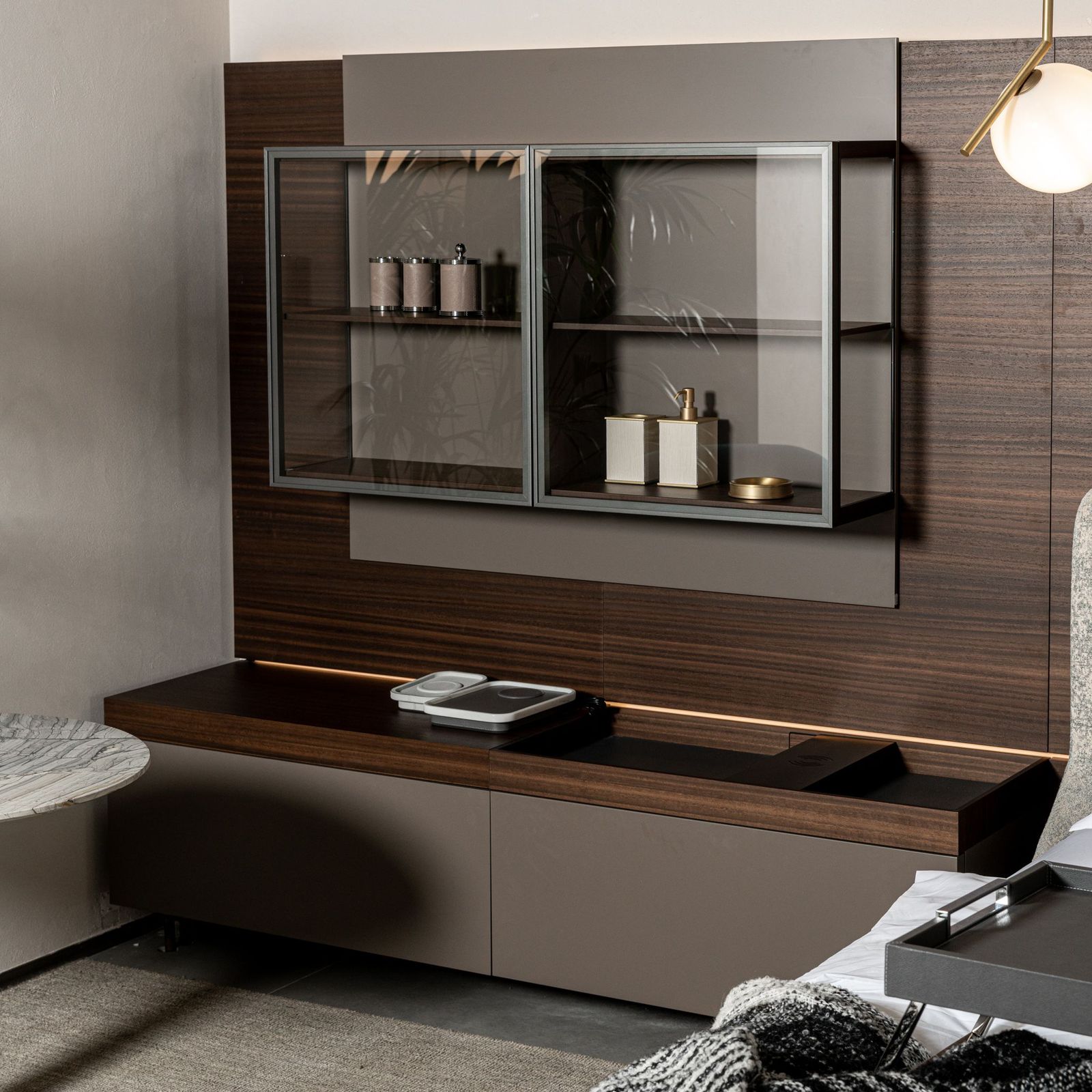 Molteni&C Панель с витриной, комодом и прикроватной тумбой Grid от Molteni & C — в интерьере