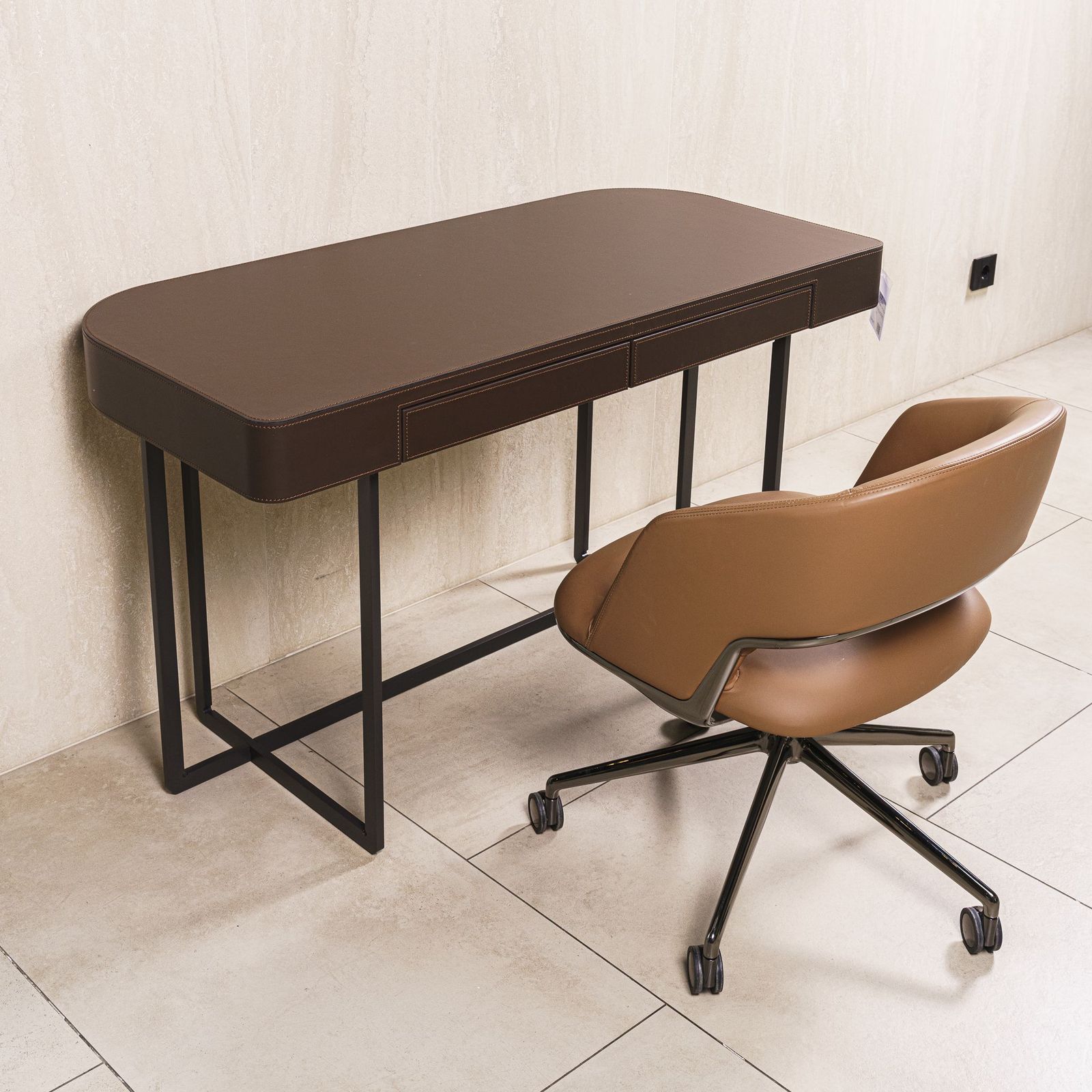 Flexform Письменный стол Marmaduke от Flexform — в интерьере