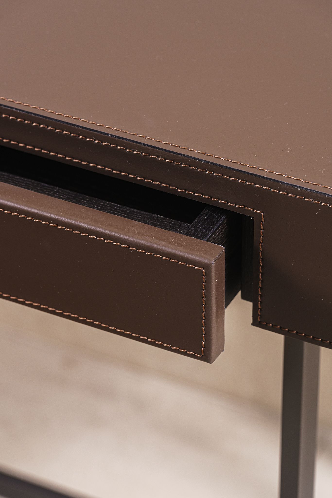 Flexform Письменный стол Marmaduke от Flexform — в интерьере