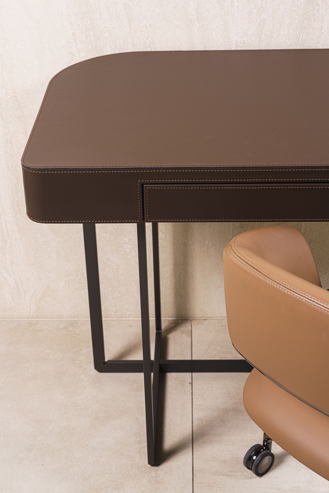 Flexform Письменный стол Marmaduke от Flexform — в интерьере