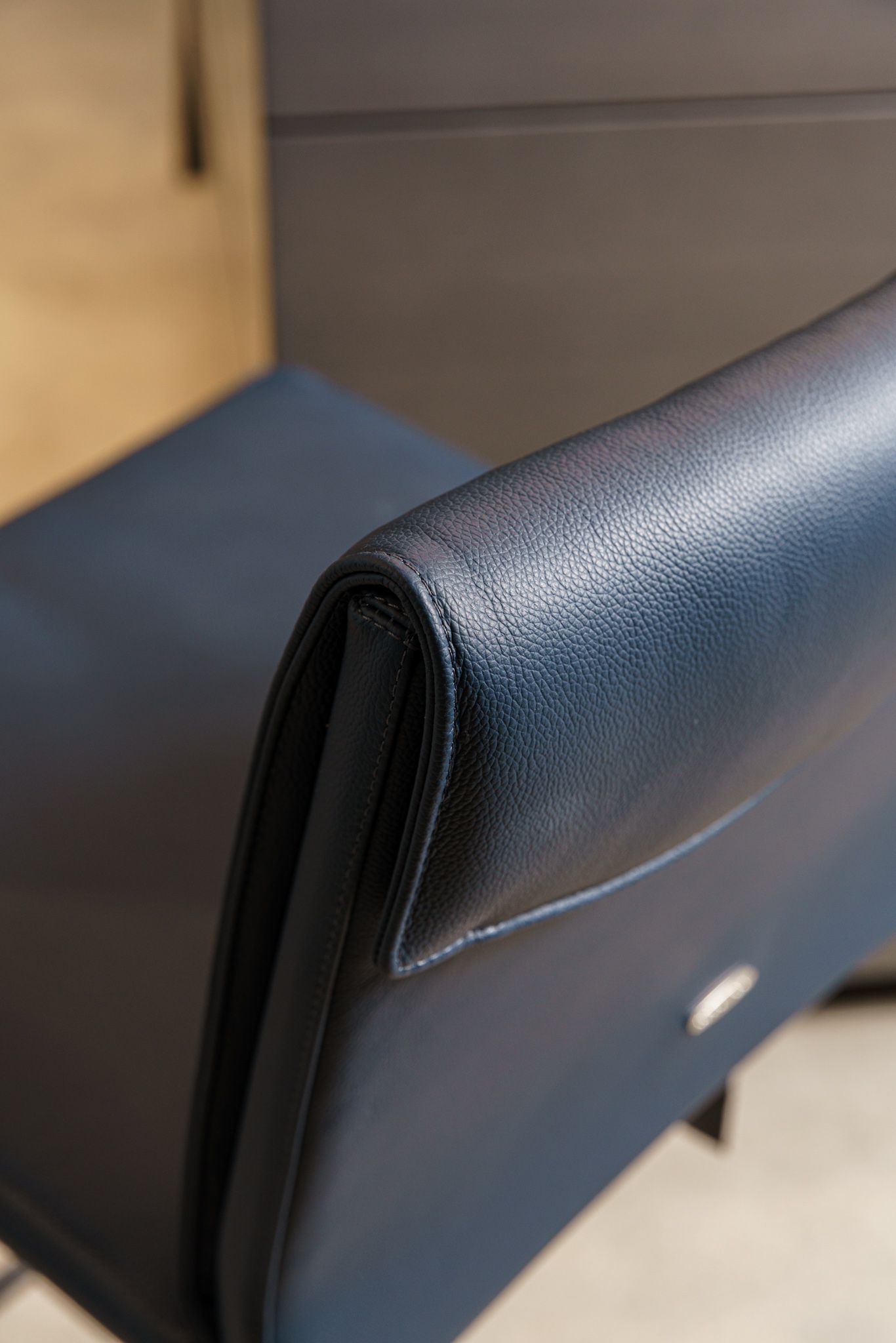Cattelan Italia Барный стул Isabel B Pelle 940 Navy от Cattelan Italia — в интерьере